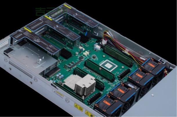 服务器集群技术：多个服务器联合工作，提高效率